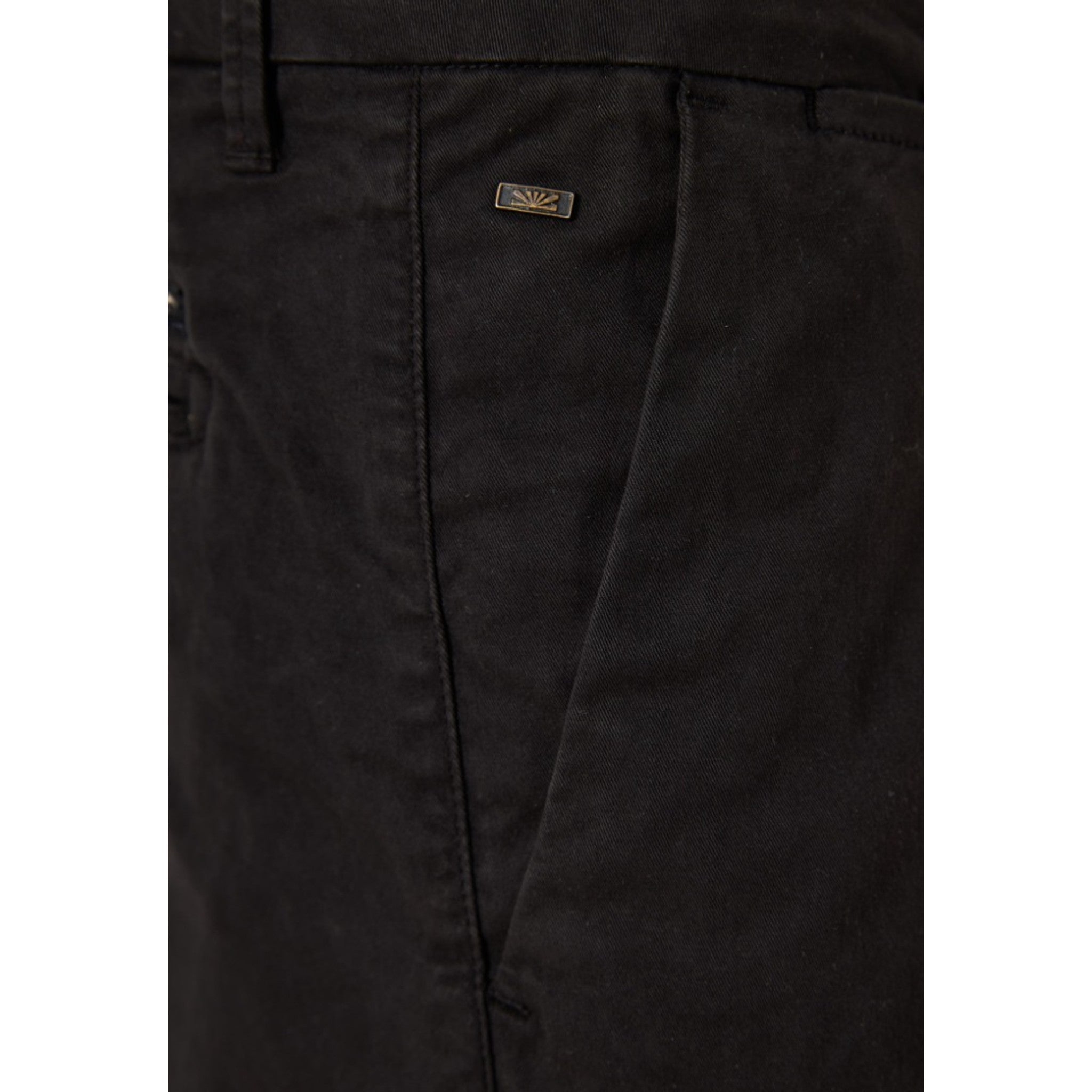 local_22288__color_black